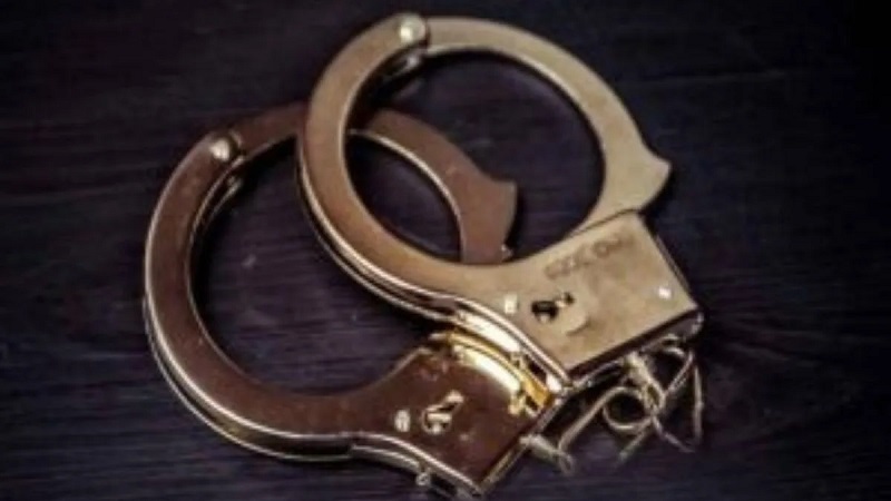 Two delhi traffic police officers arrested red handed while taking bribe of rs 30,000